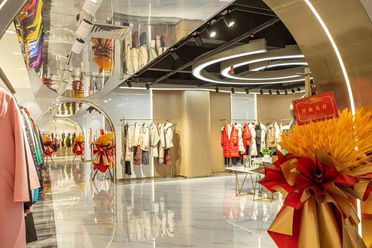 刘小波,公司经营范围包括:针纺织品销售;箱包销售;互联网